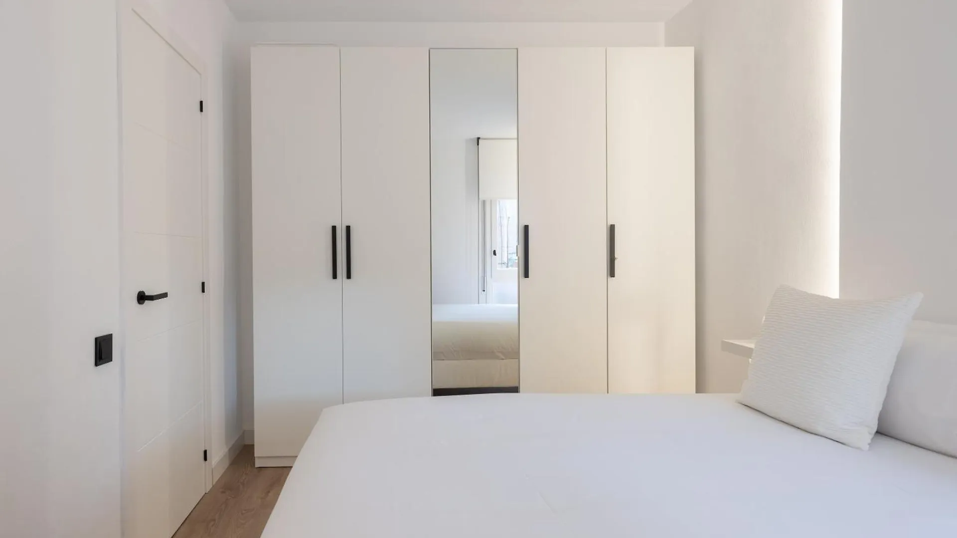 Stay U-Nique Apartments Villarroel II Barcelona 0*,